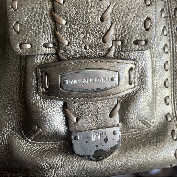 Adorable Michael Michael Kors gold leather shoulder bag! - Picture 5 of 8